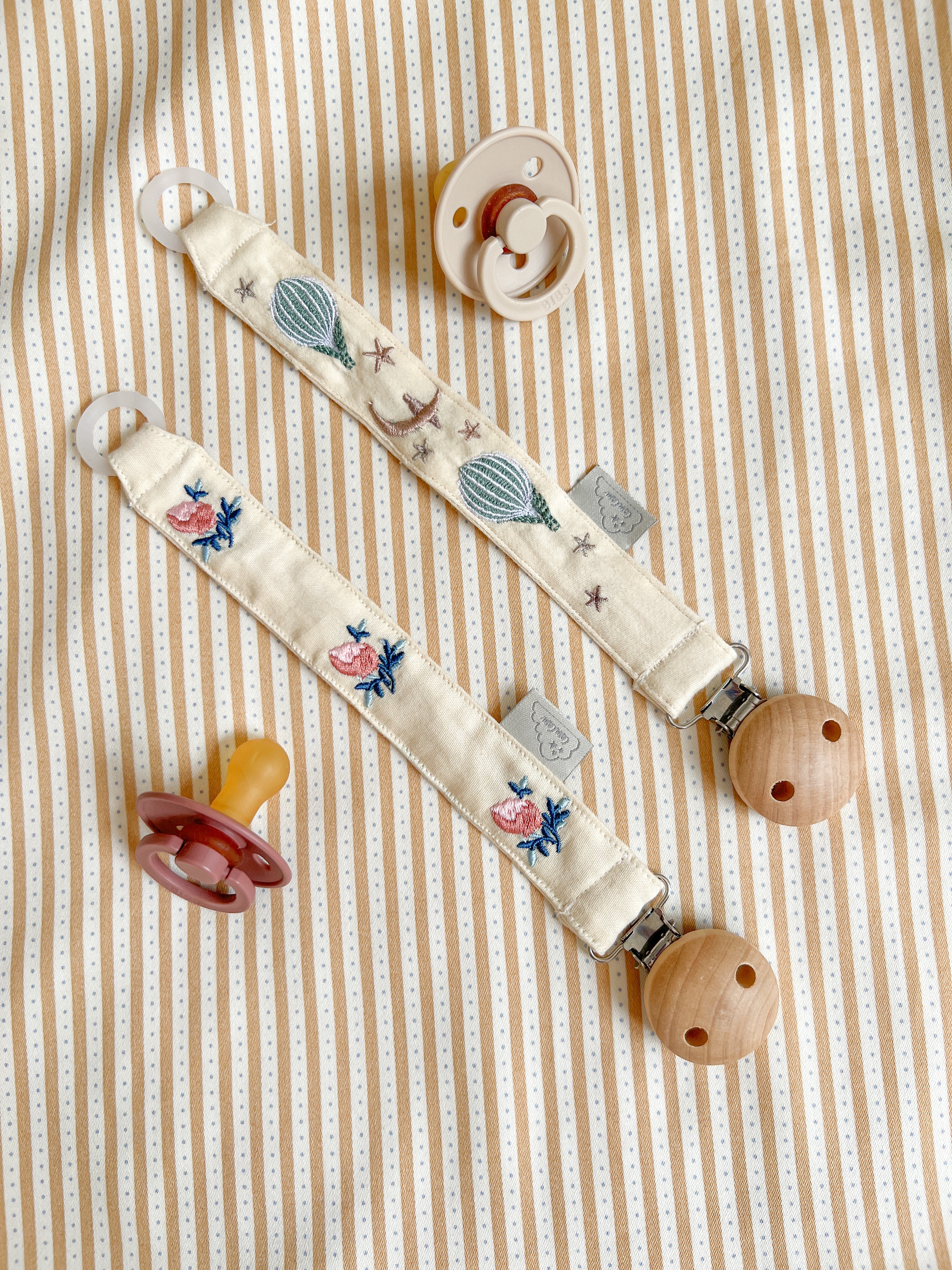 Gestickter Schnullerkette - GOTS - Dreamland