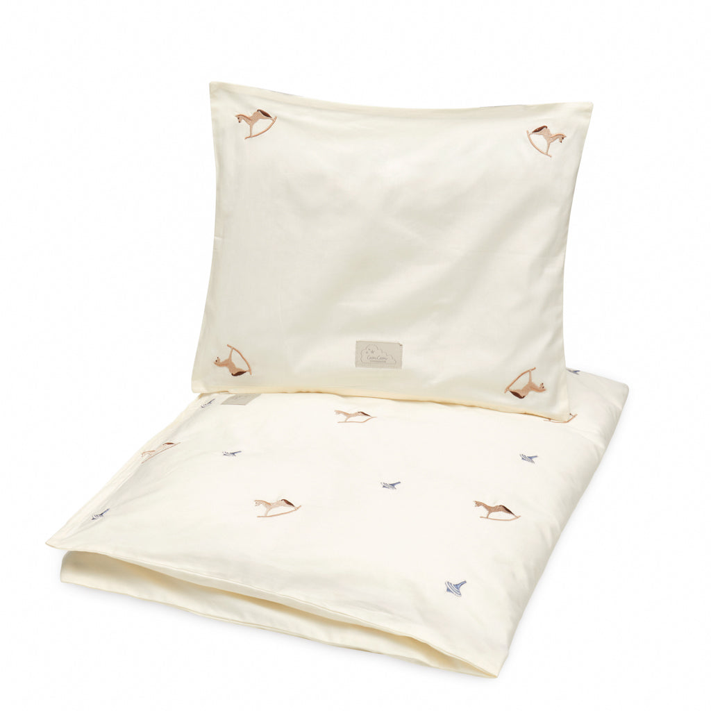 Gestickte Babybettwäsche, 70x100cm - GOTS - Vintage Toys