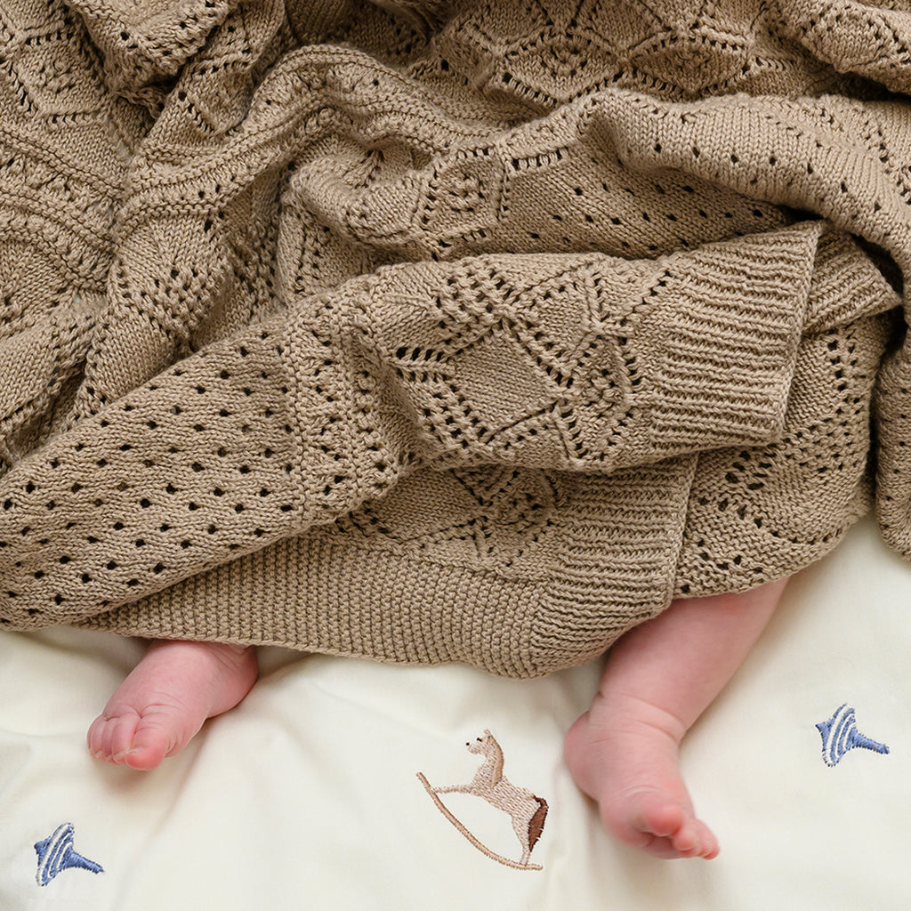 Gestickte Babybettwäsche, 70x100cm - GOTS - Vintage Toys