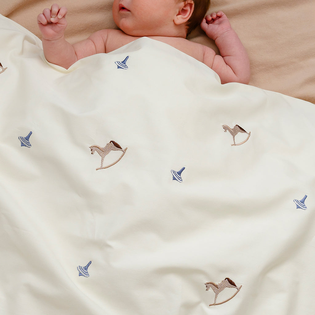 Gestickte Babybettwäsche, 70x100cm - GOTS - Vintage Toys