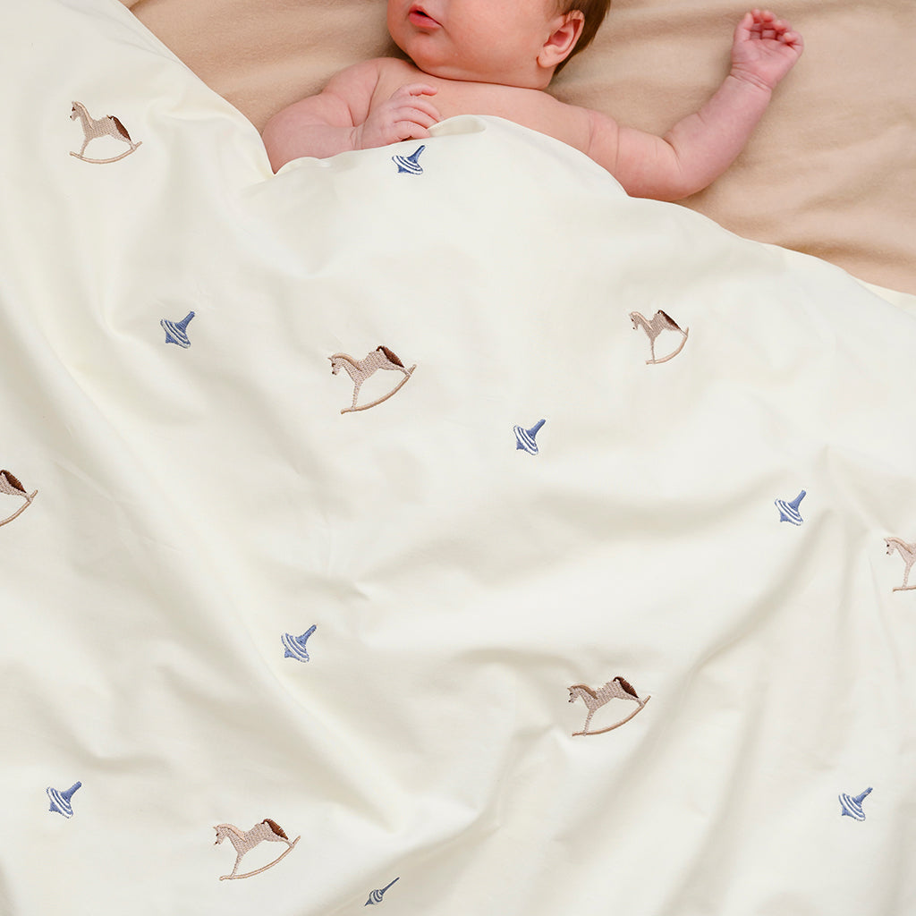 Gestickte Babybettwäsche, 70x100cm - GOTS - Vintage Toys