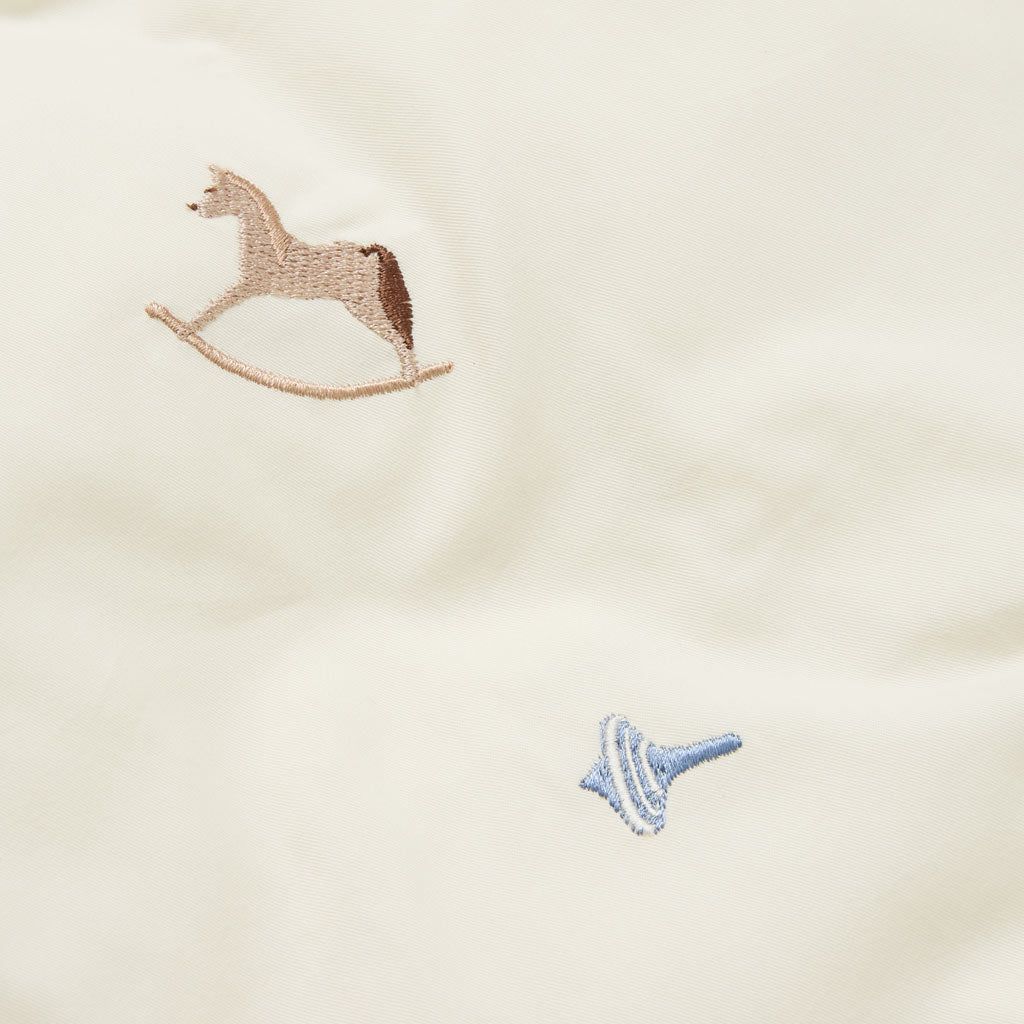 Gestickte Babybettwäsche, 70x100cm - GOTS - Vintage Toys